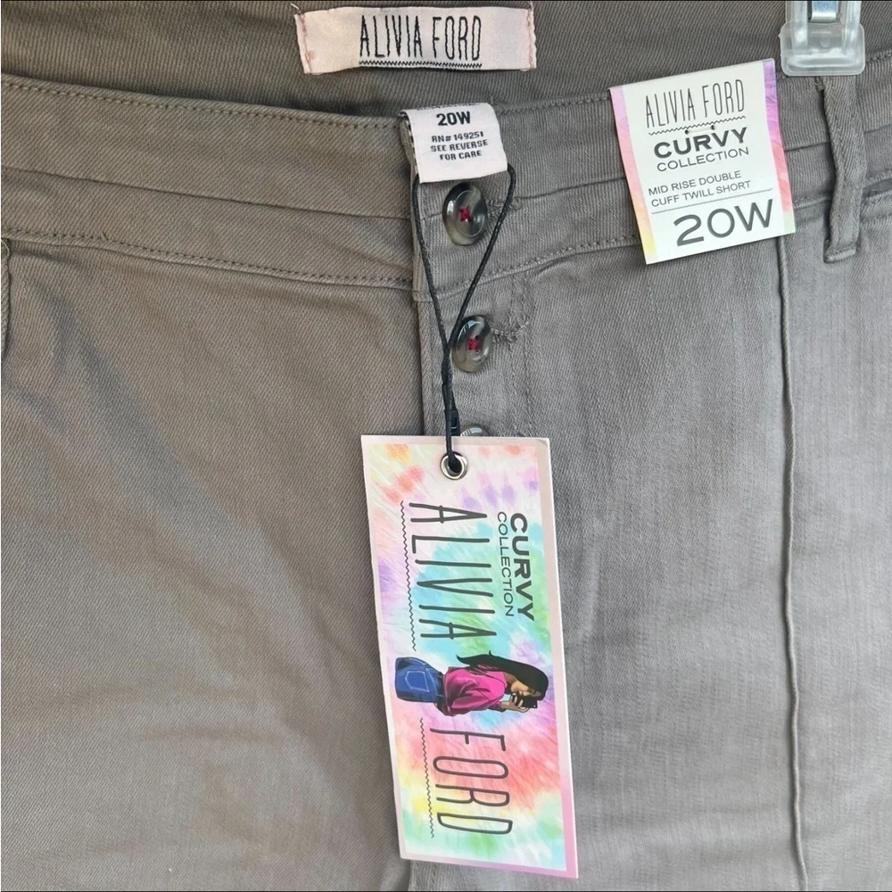 Women’s Curvy Mid Rise Double Cuff Summer Shorts Size 20W NWT - Picture 3 of 9